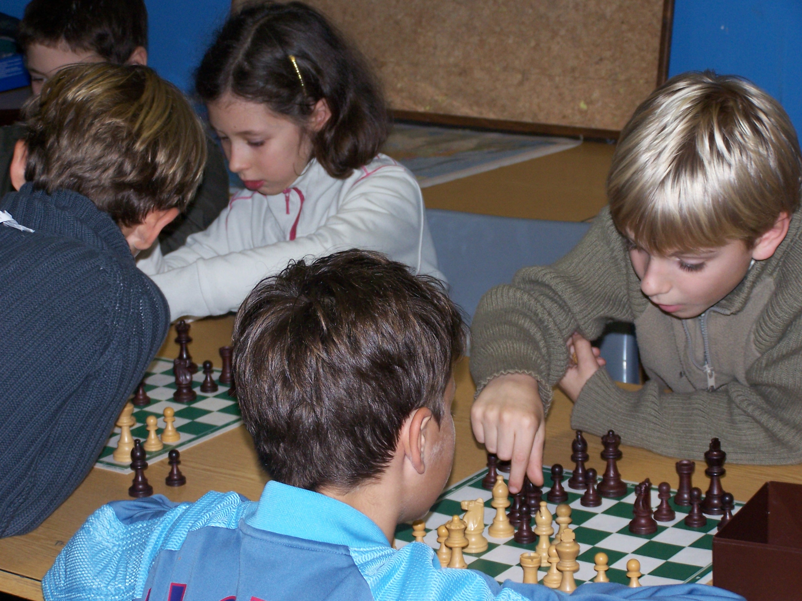 groupe d'enfants jouant aux échecs